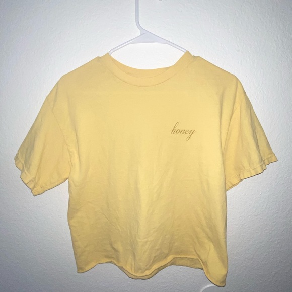 BRANNDY MELLVILLE, PACSUN SHORT HONEY T-SHIRT